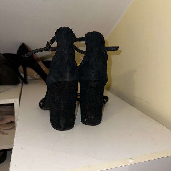 Steve Madden classic black suede chunky pump. - Picture 2 of 6